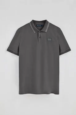 Polo gris asfalto de manga corta y dos botones con detalle en el pecho