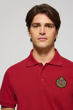 Polo Nautic rojo con detalle de parche naútico en el pecho