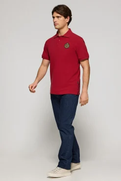 Polo Nautic rojo con detalle de parche naútico en el pecho