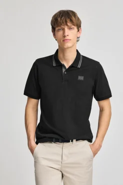 Polo negro de manga corta y dos botones con detalle en el pecho
