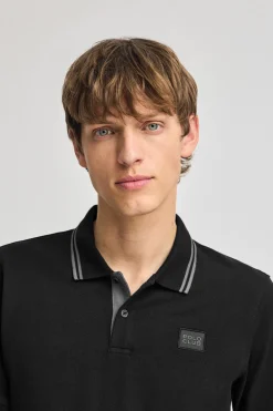 Polo negro de manga corta y dos botones con detalle en el pecho