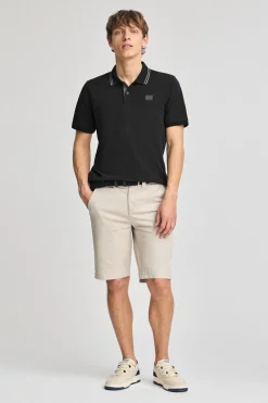 Polo negro de manga corta y dos botones con detalle en el pecho
