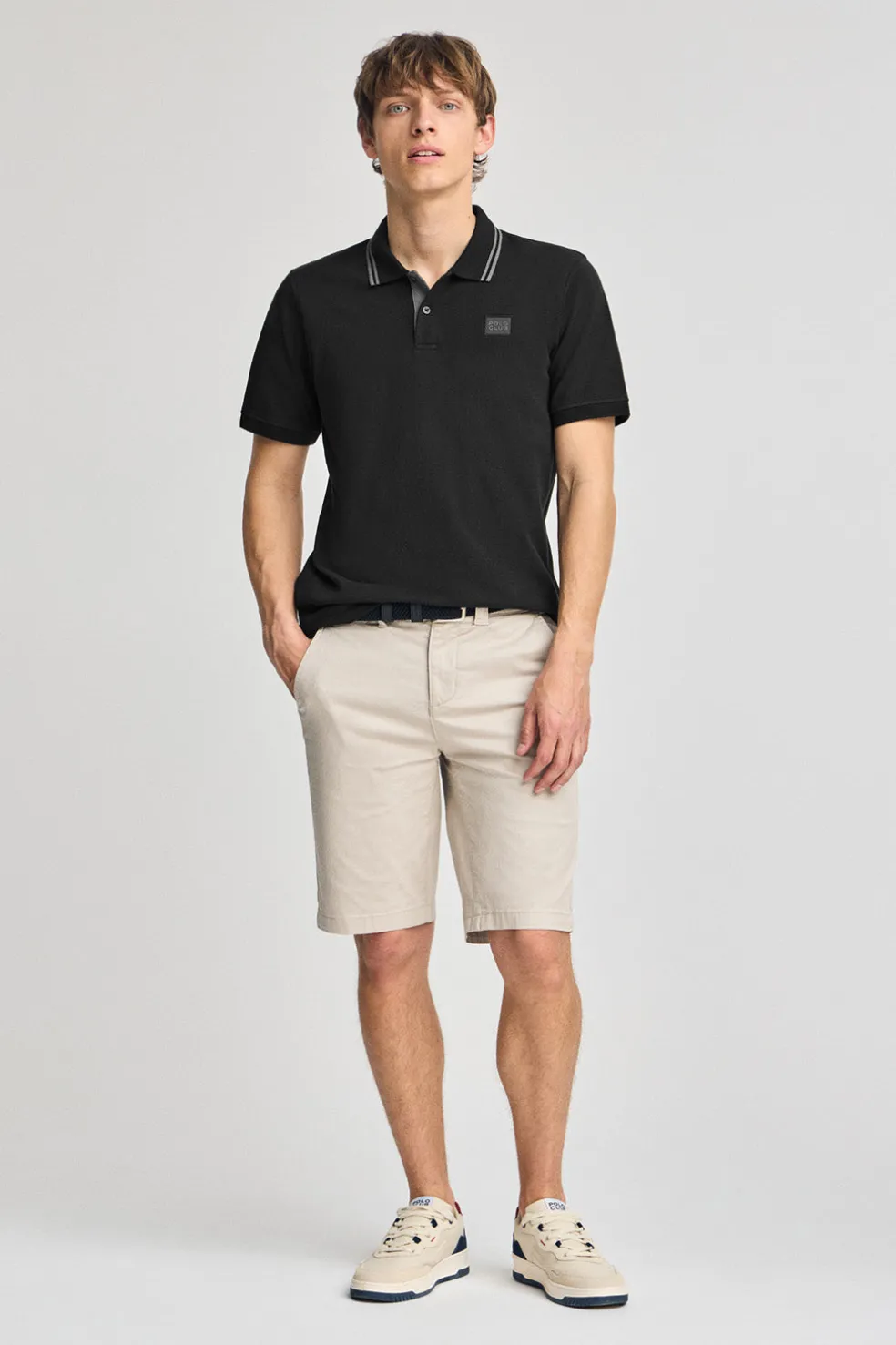 Polo negro de manga corta y dos botones con detalle en el pecho