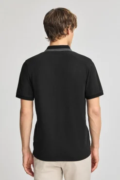 Polo negro de manga corta y dos botones con detalle en el pecho