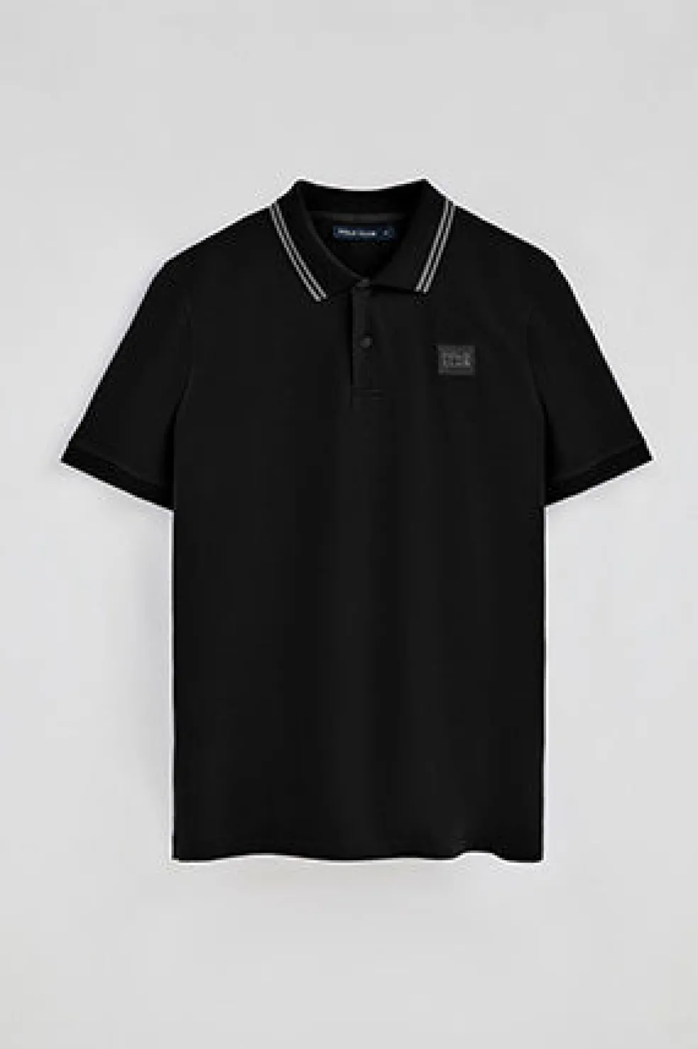 Polo negro de manga corta y dos botones con detalle en el pecho