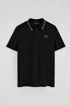 Polo negro de manga corta y dos botones con detalle en el pecho