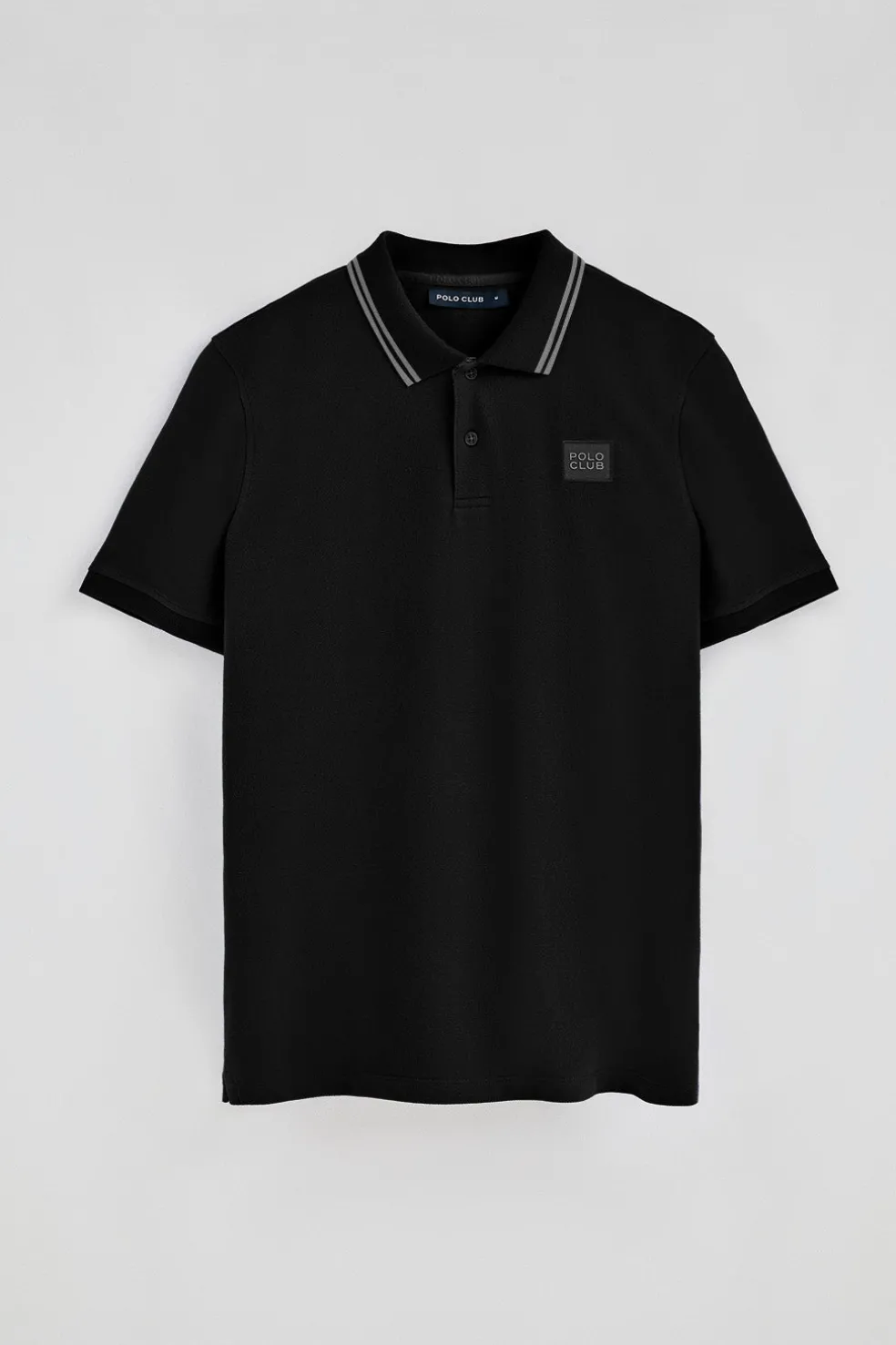 Polo negro de manga corta y dos botones con detalle en el pecho