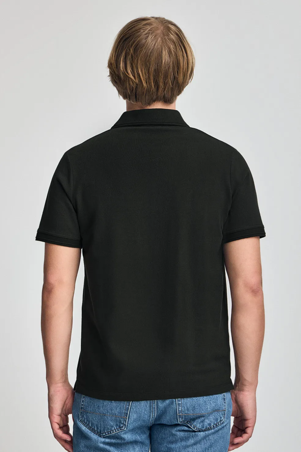 Polo negro de manga corta y tres botones con logo bordado Rigby Go