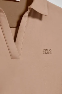 Polo Pedraza sin botones marrón suave con logo engomado Polo Club