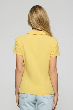 Polo Pereira amarillo suave lodo de cinco botones con bordado Rigby Go