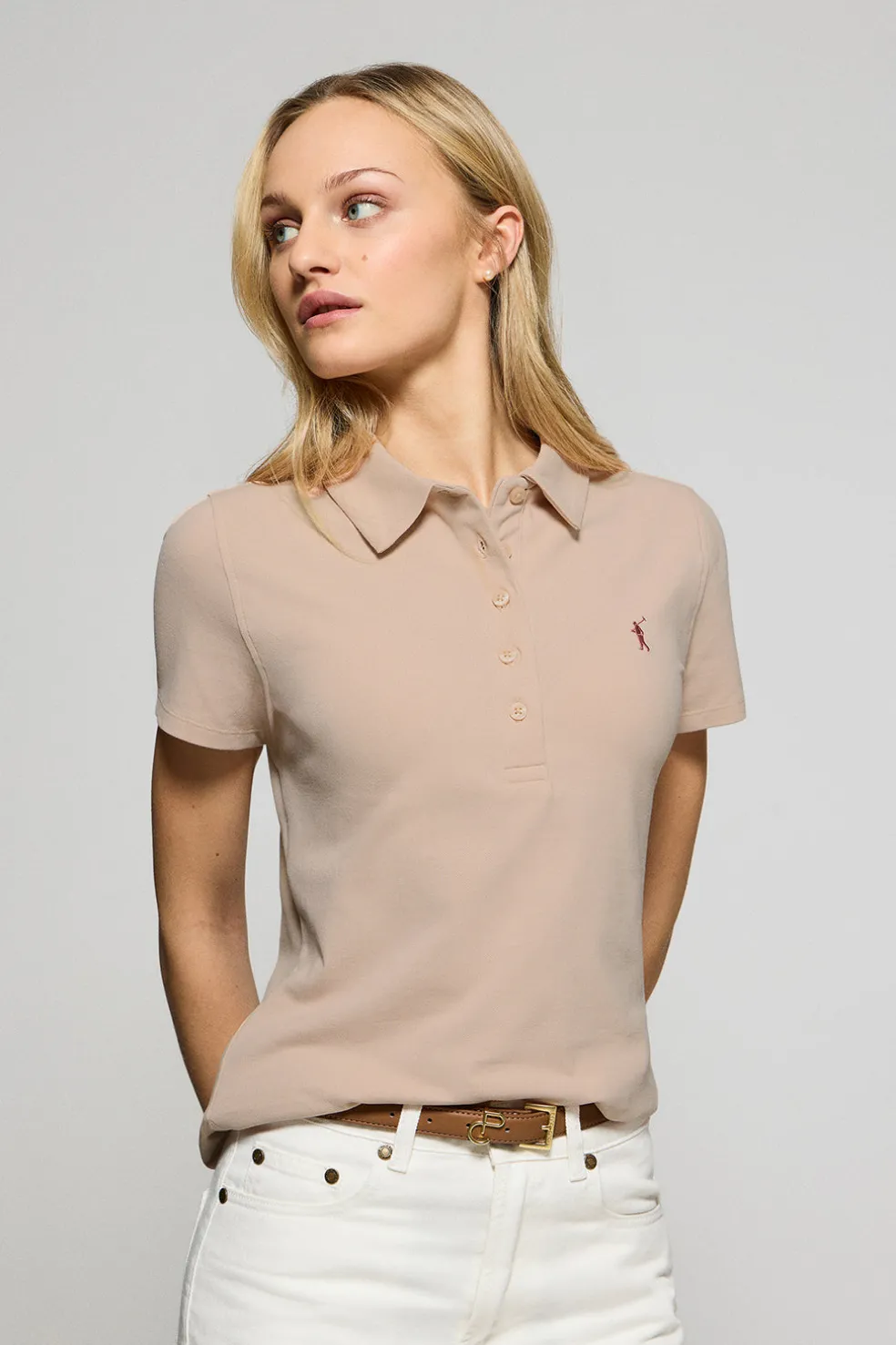 Polo Pereira color maquillaje de cinco botones con bordado Rigby Go