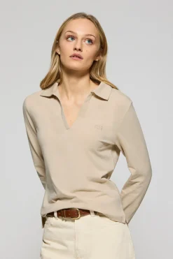 Polo Pia beige sin botones con logo Polo Club engomado