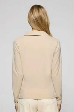 Polo Pia beige sin botones con logo Polo Club engomado