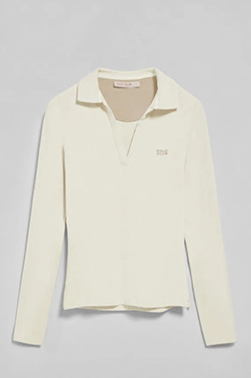 Polo Pia color crudo sin botones con logo Polo Club engomado