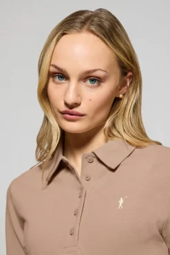 Polo Priyanka marrón suave de cinco botones con bordado Rigby Go
