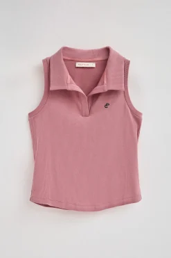 Polo rosa empolvado sin mangas con monograma bordado
