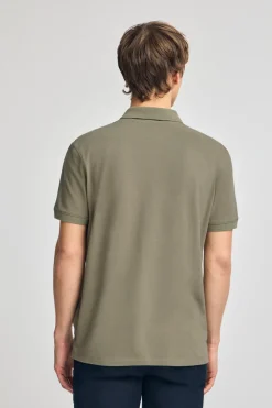 Polo verde claro de algodón y lino con dos botones y monograma bordado