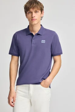 Polo violeta azulado de manga corta y dos botones con detalle en el pecho