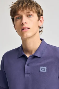 Polo violeta azulado de manga corta y dos botones con detalle en el pecho