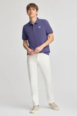 Polo violeta azulado de manga corta y dos botones con detalle en el pecho