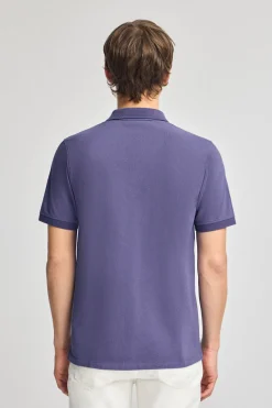 Polo violeta azulado de manga corta y dos botones con detalle en el pecho