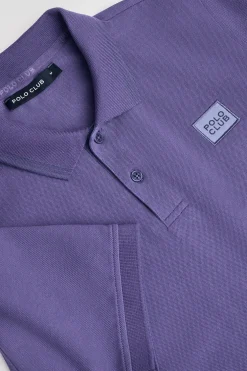 Polo violeta azulado de manga corta y dos botones con detalle en el pecho