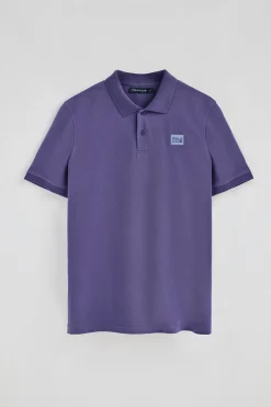 Polo violeta azulado de manga corta y dos botones con detalle en el pecho