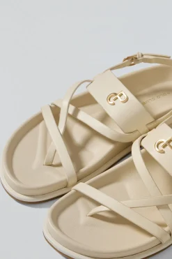 Sandalia beige de tiras Allegra tipo bio con detalle metálico