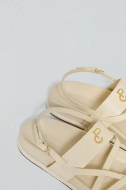 Sandalia beige de tiras Allegra tipo bio con detalle metálico
