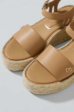 Sandalia de cuña taupe de yute Aurora con detalle metálico