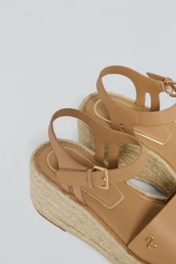 Sandalia de cuña taupe de yute Aurora con detalle metálico