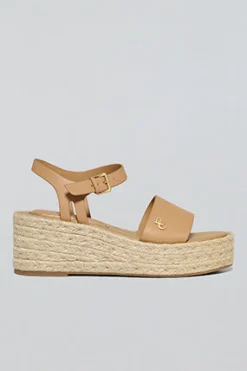 Sandalia de cuña taupe de yute Aurora con detalle metálico