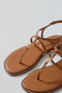 Sandalia de tiras Bianca marrón con detalle metálico