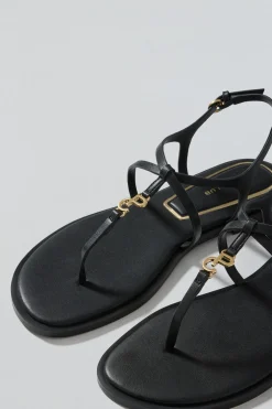 Sandalia de tiras Bianca negra con detalle metálico