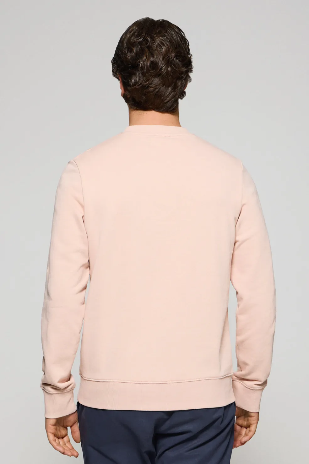 Sudadera color maquillaje relax de cuello redondo con logo Rigby engomado