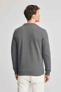 Sudadera gris asfalto regular de cuello redondo y print engomado