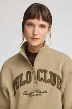Sudadera marron claro con cuello alto y logo Established 2012 Polo Club