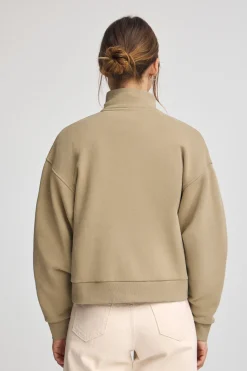 Sudadera marron claro con cuello alto y logo Established 2012 Polo Club