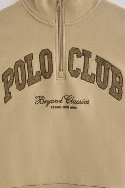 Sudadera marron claro con cuello alto y logo Established 2012 Polo Club