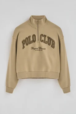Sudadera marron claro con cuello alto y logo Established 2012 Polo Club