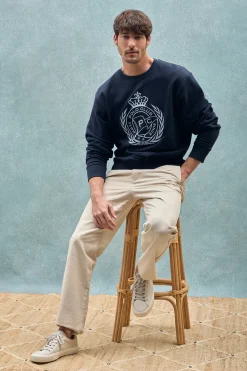 Sudadera Saddie azul marino con gráfico náutico bordado