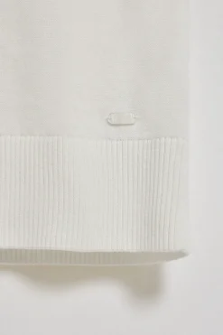 Suéter beige sin mangas con botón nacarado