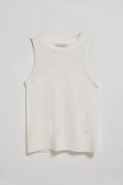 Suéter beige sin mangas con botón nacarado