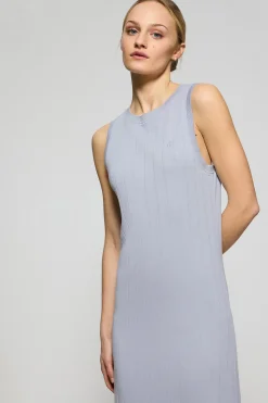 Vestido azul largo y acanalado con monograma bordado