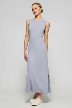 Vestido azul largo y acanalado con monograma bordado