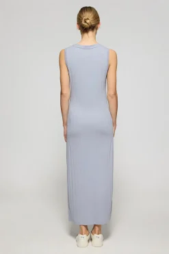 Vestido azul largo y acanalado con monograma bordado