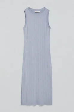 Vestido azul largo y acanalado con monograma bordado
