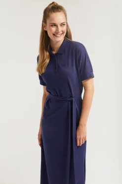 Vestido azul marino con manga dolman y bordado al tono