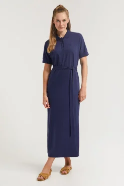 Vestido azul marino con manga dolman y bordado al tono