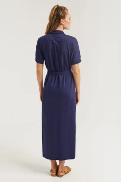 Vestido azul marino con manga dolman y bordado al tono